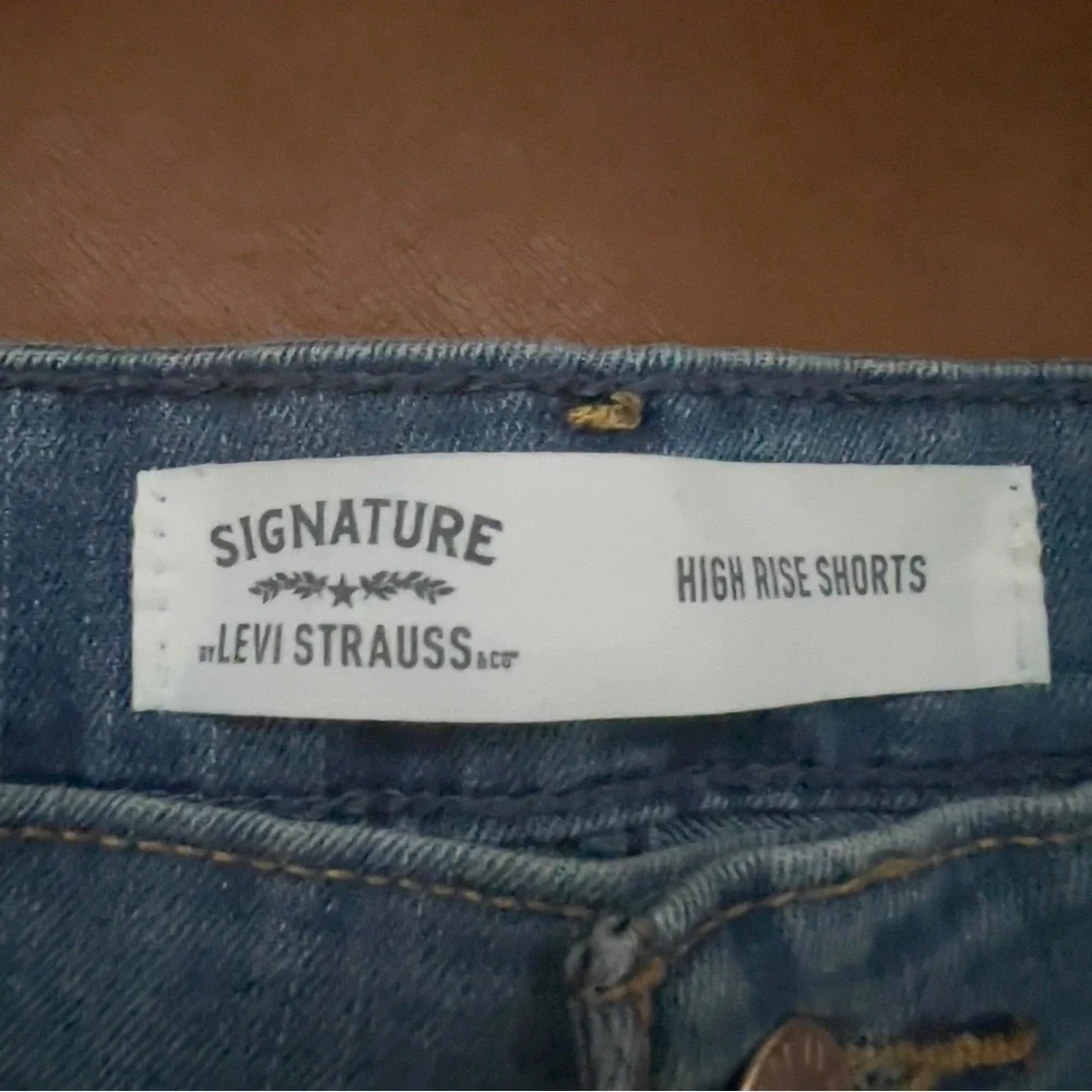 Levi Strauss Women’s Sz 10 W30 High Waisted Medium Blue Distressed Jean Shorts